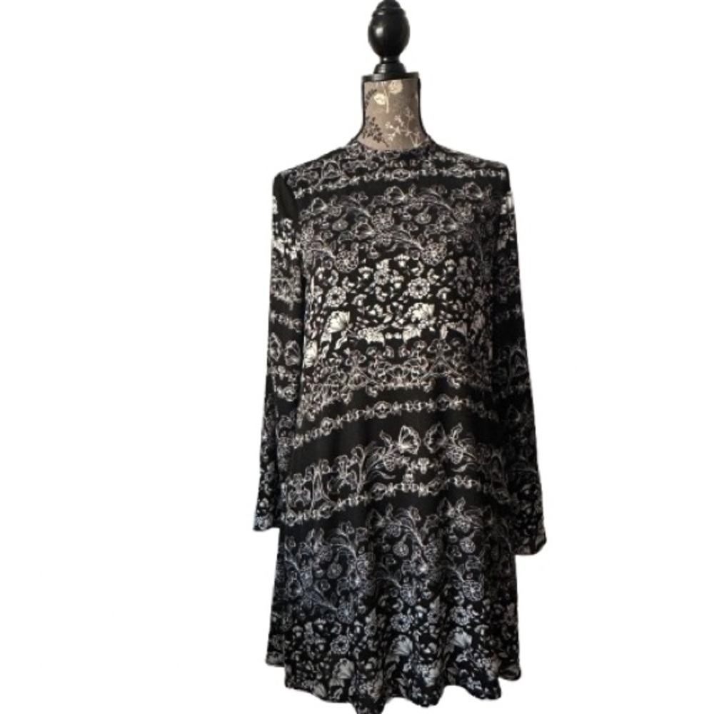 As U Wish Size Medium Black & White Floral Boho Long Sleeves Lined Mini Dress